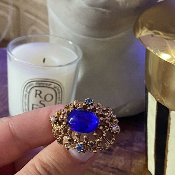 STUNNING vintage gold tone brooch with seed faux pearls and blue cabochon - Picture 6 of 11